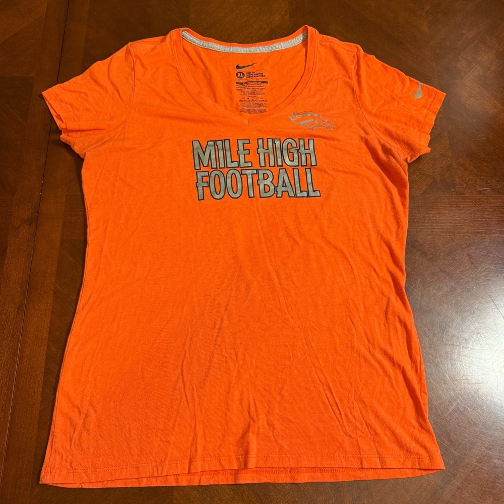 Nike Denver Broncos‎ T-Shirt Women's Size XL Orange Short Sleeve Slim Fit